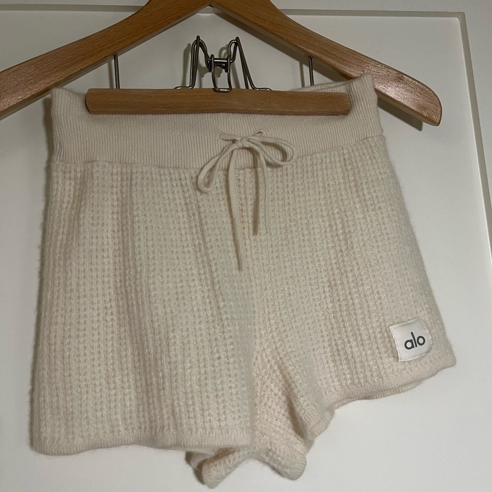 ALO Yoga Cashmere High-Waist Plush Waffle Short Size S Waist 23.5-25